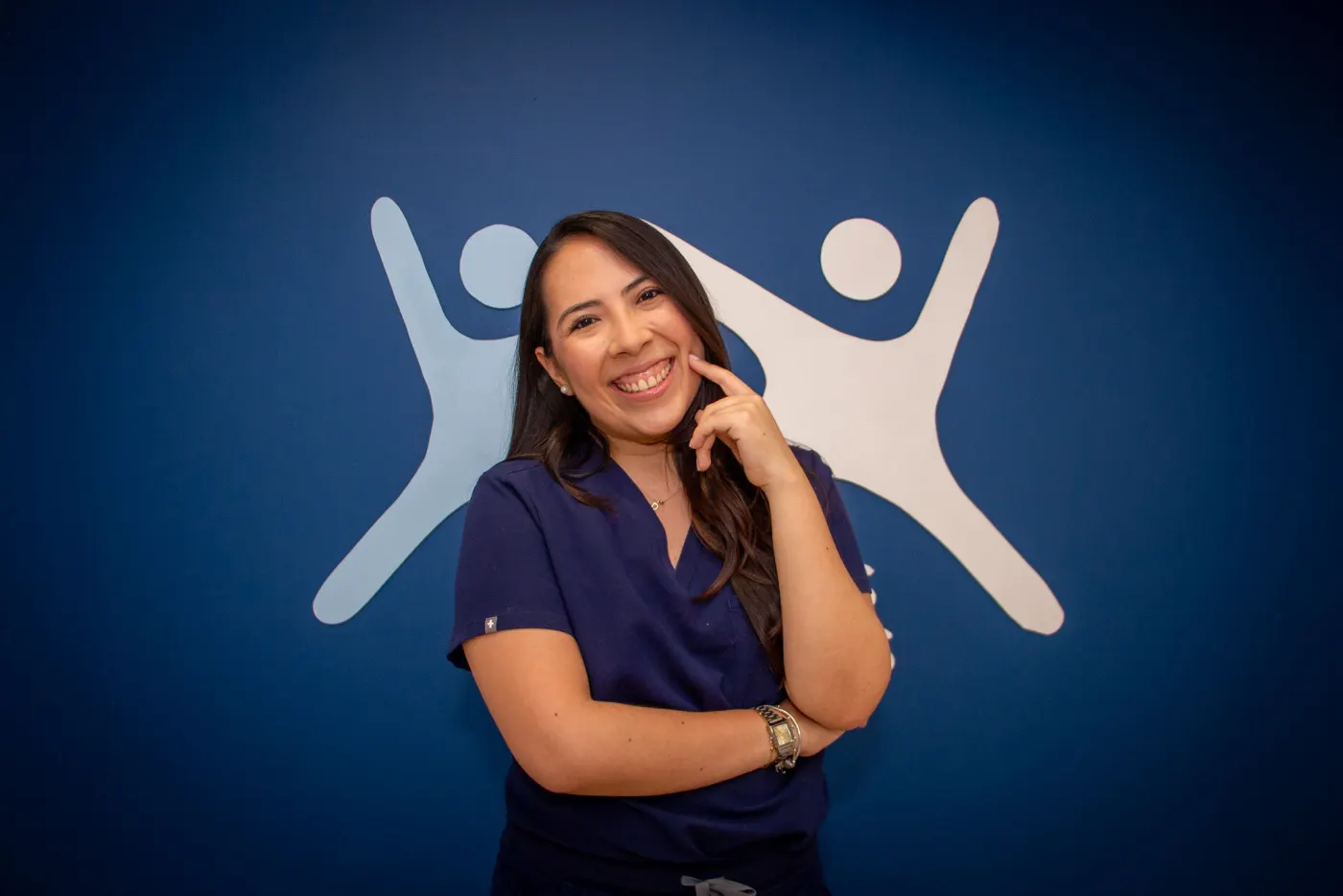 Pediatra de Pediatras Asociados sonriendo en su consultorio