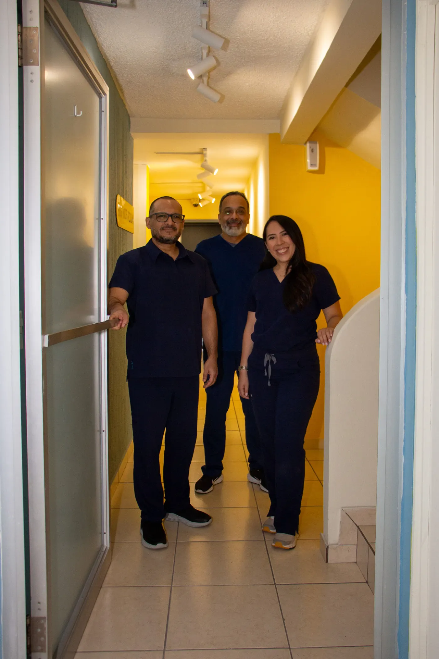 El equipo recibiendo a las familias en el pasillo