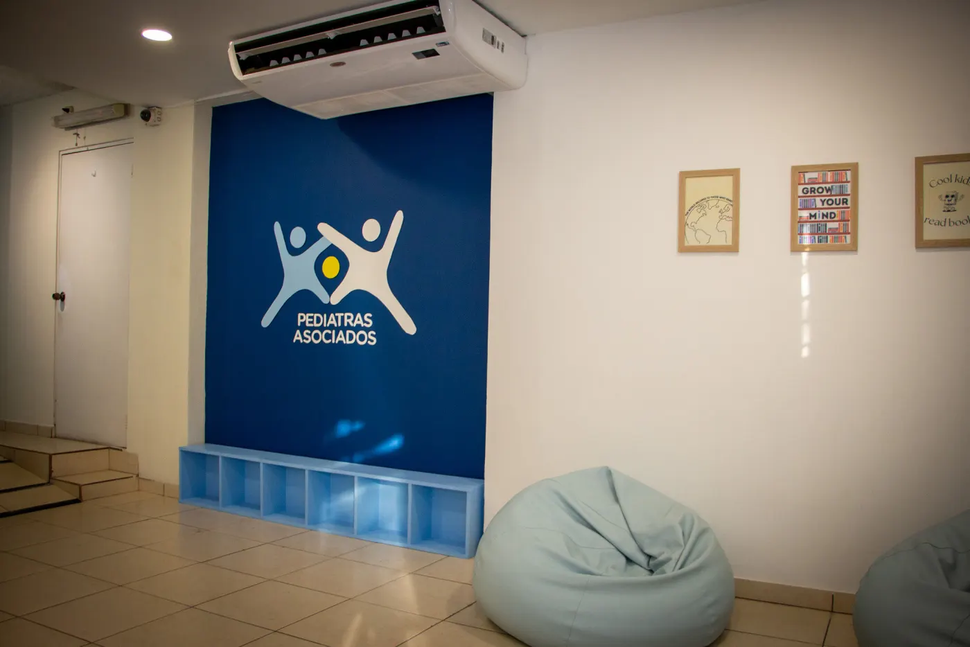 Sala de espera con puffs celestes